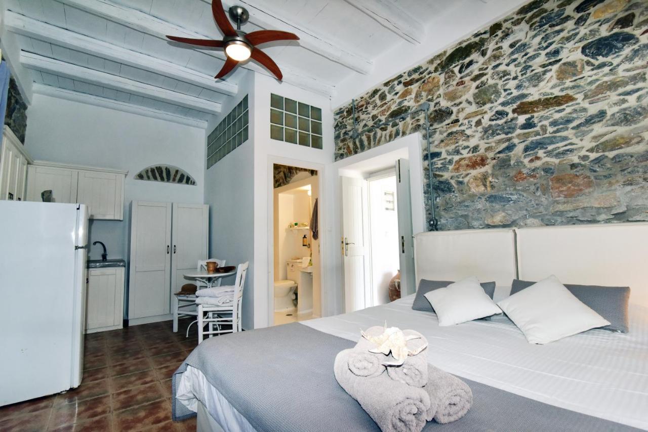 Thomas Villas On The Beach Katapola Exterior photo