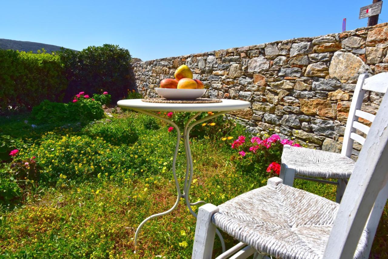 Thomas Villas On The Beach Katapola Exterior photo