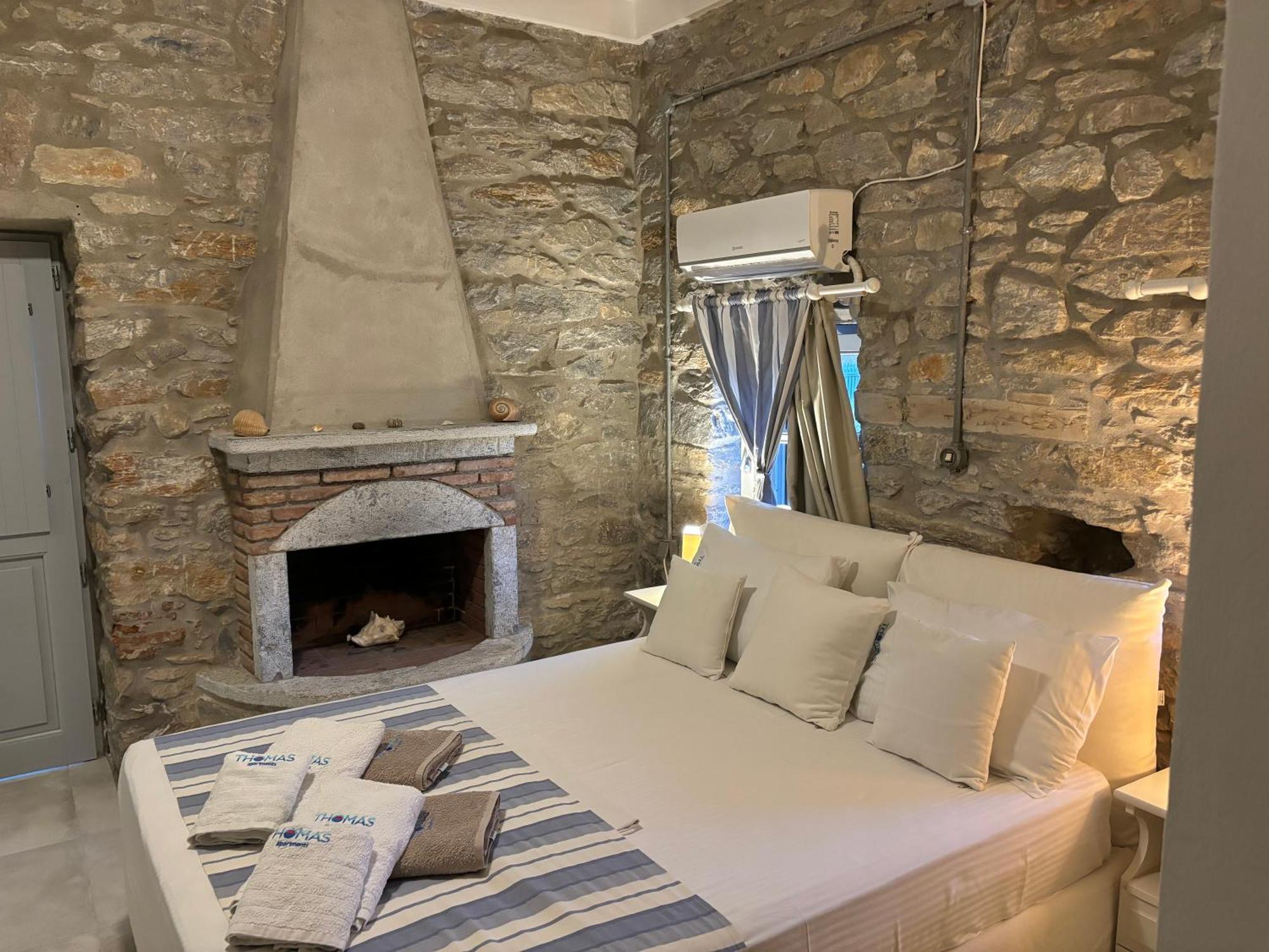 Thomas Villas On The Beach Katapola Exterior photo